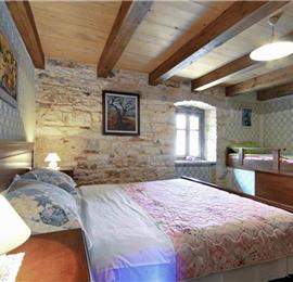 4 bedroom villa with pool near Svetvinčenat, Istria, sleeps 10